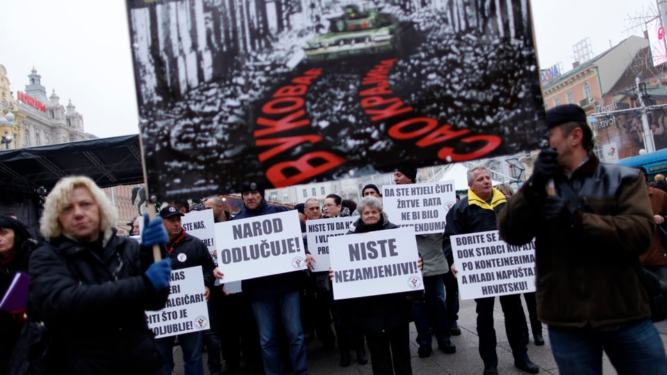 Demonstranten fordern auf einer Kundbegung in Zagreb (2013) ein Verbot des Kyrillischen auf Ortstafeln. 