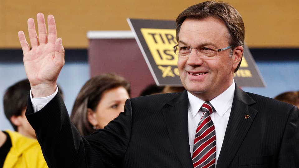 Platter winkt und lächelt nach Bekanntwerden seines Wahlsiegs. Im Hintergrund ÖVP-Anhänger.