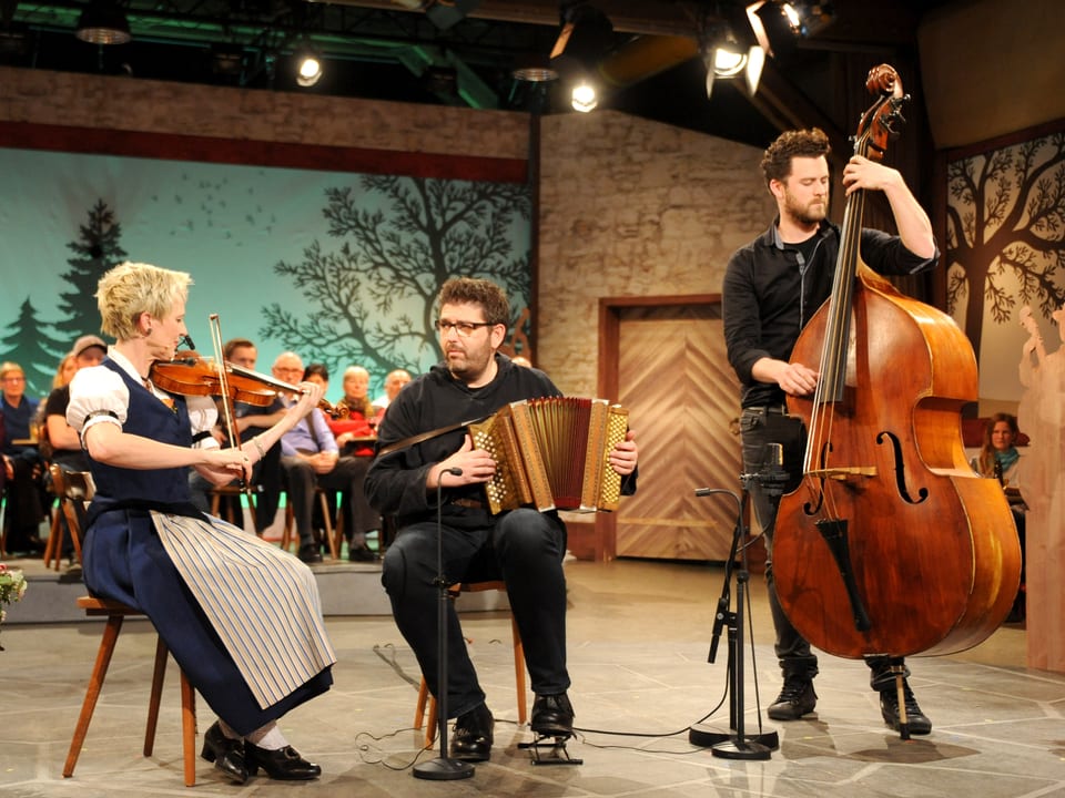 Das Trio Barbara Betschart (Geige), Markus Flueckiger (Oergeli) und Pirmin Huber (Kontrabass)