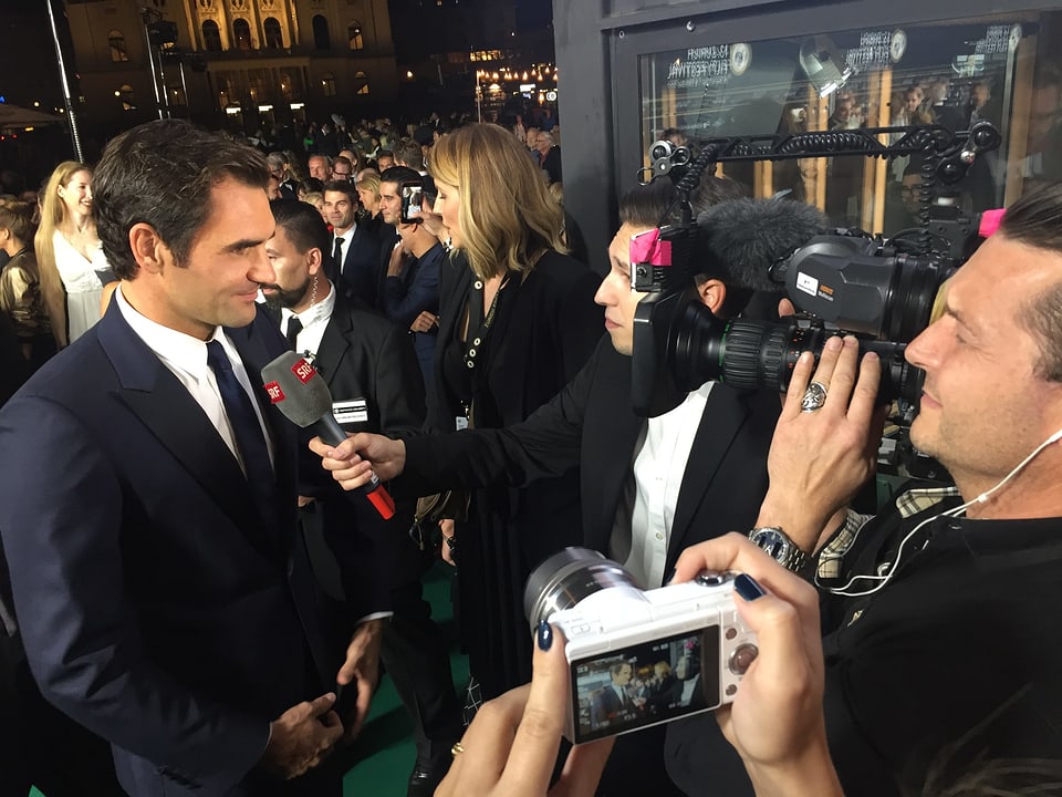 Joel Grolimund interviewt Roger Federer am Zurich Film Festival 2017. 