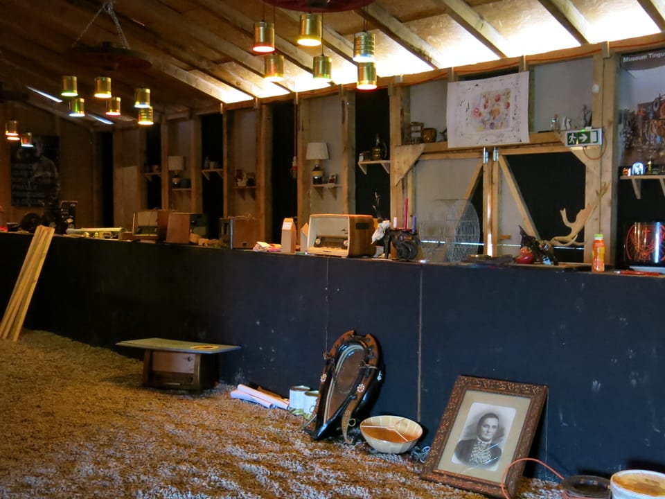 Eine Bar, übersät mit Bildern, alten Radios und sonstigen Gegenständen.