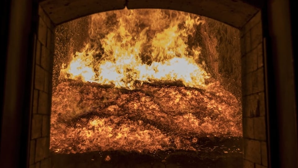 Holzschnitzel brennen in einem Ofen.