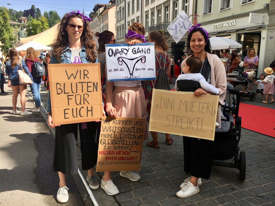 Viele Frauen gingen mit klaren Parolen auf die Strassen, wie hier in St. Gallen.