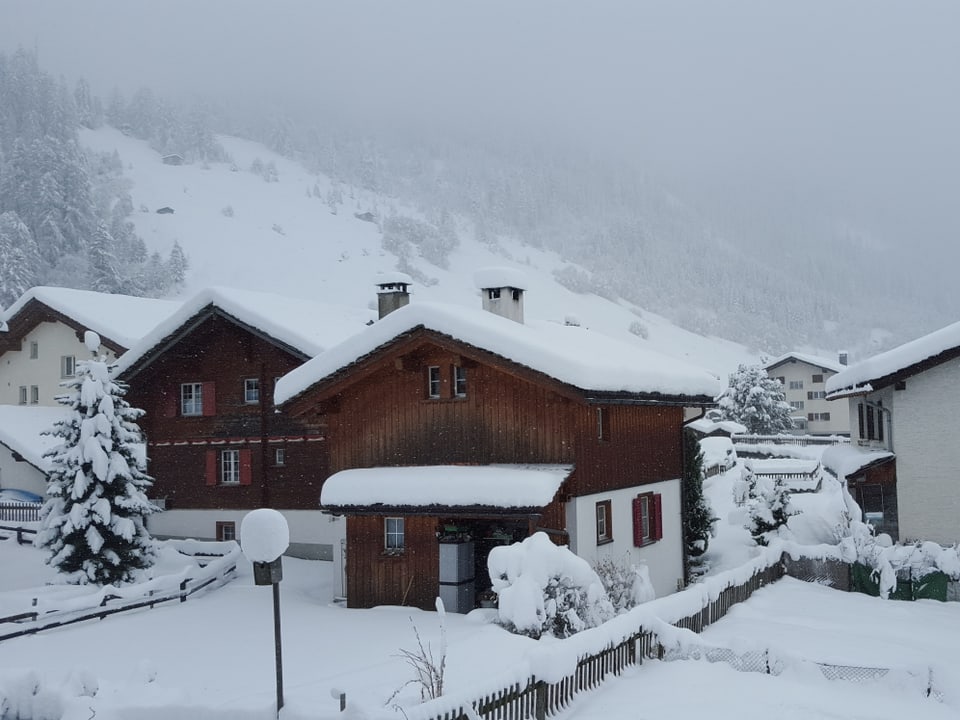 Verschneite Häuser in Vals