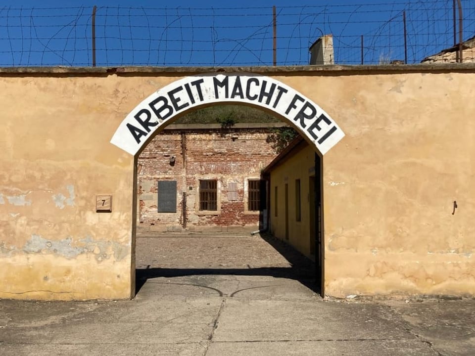 Eingang Gestapo Gefängnis mit Schriftzug «Arbeit macht frei»