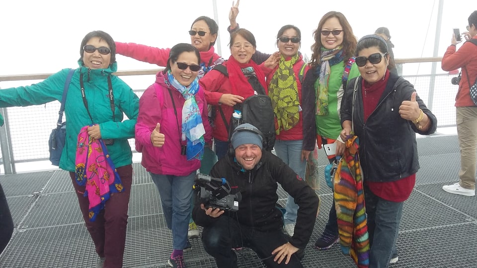 Touristinnen aus China auf dem Jungfraujoch. Mittendrin Kameramann Patrick Gautschy