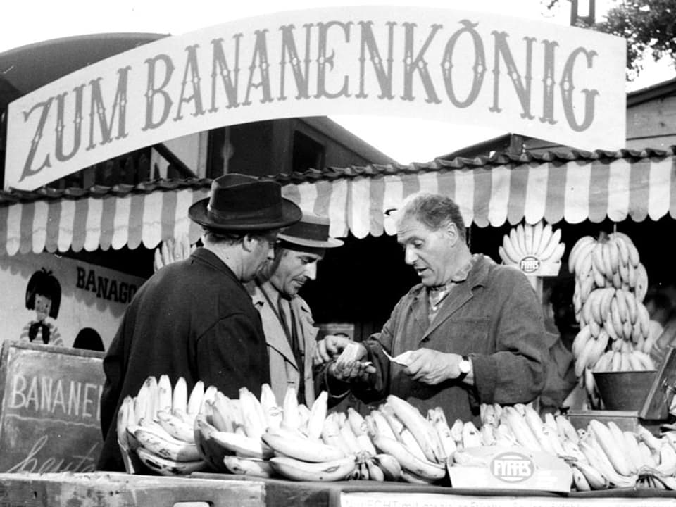 Zwei Männer kaufen beim «Bananenkönig» Bananen.