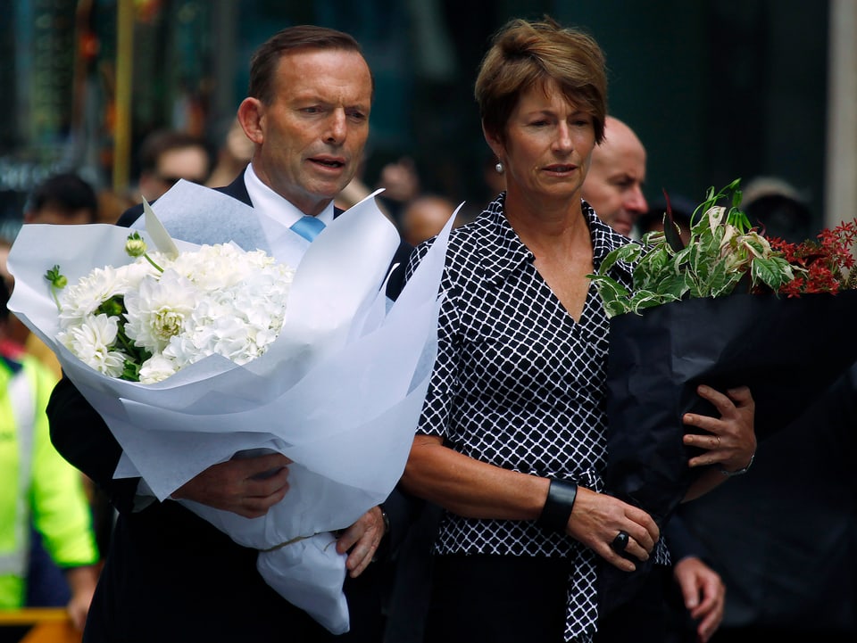 Der australische Premierminister Tony Abbott und seine Frau Margie bringen Blumen zur Gedenkstätte in der Nähe des Lindt-Cafés.