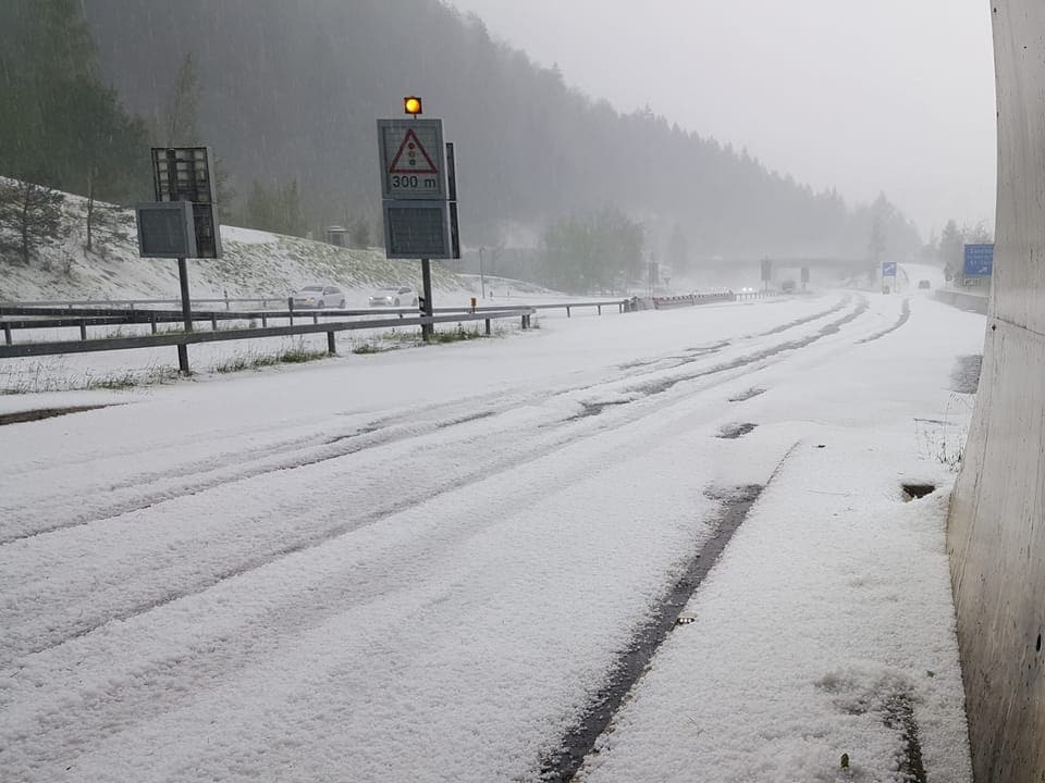 Weiss bedeckte Autobahn.