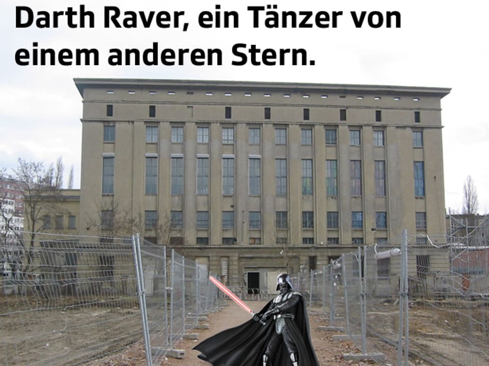 Darth Vader aus Star Wars steht mit leuchtendem Laserschwert vor dem Berghain