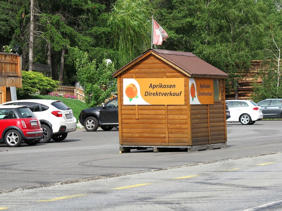 Geschlossener Aprikosenstand im Wallis.