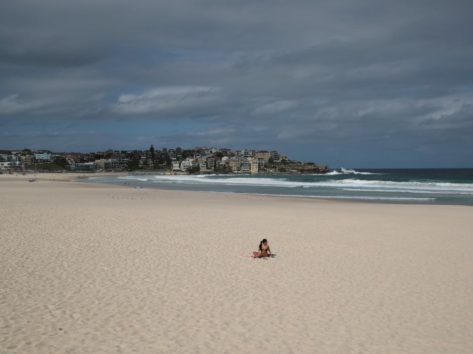 Eine Person am leeren Bondi Beach
