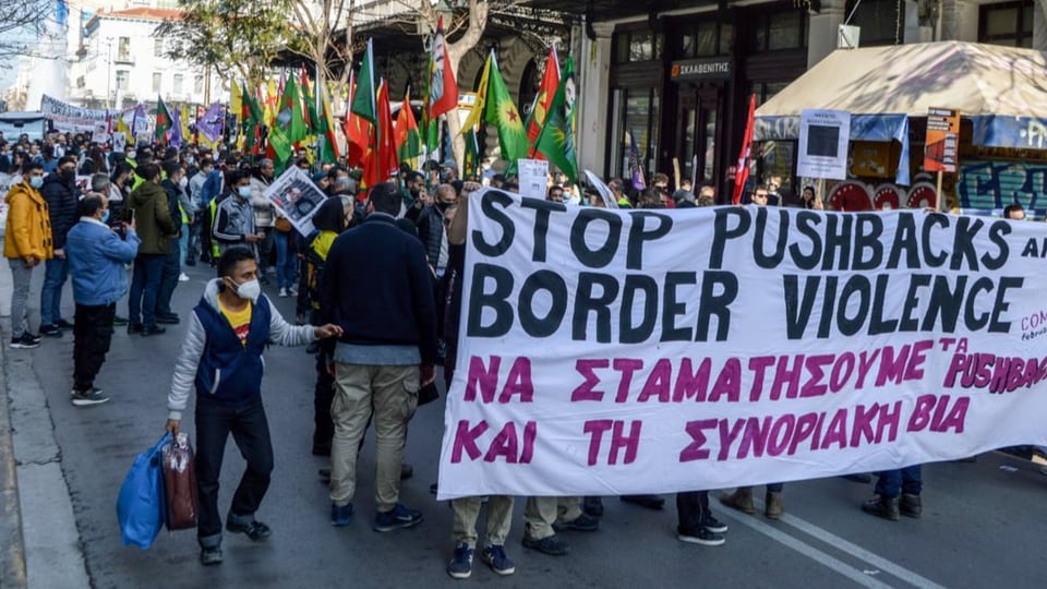 In Athen demonstrieren im Februar viele gegen die illegalen Pushbacks in Griechenland.