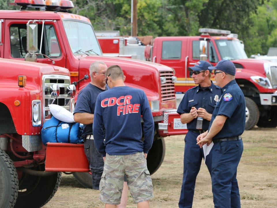 Feuerwehrmänner kehren nach ihrer 24-Stunden Schicht auf den Stützpunkt in Lakeport zurück. 