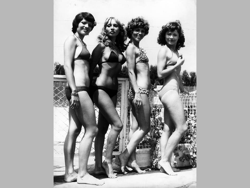 Vier junge Frauen posieren in den 50er Jahren in ihren Bikinis