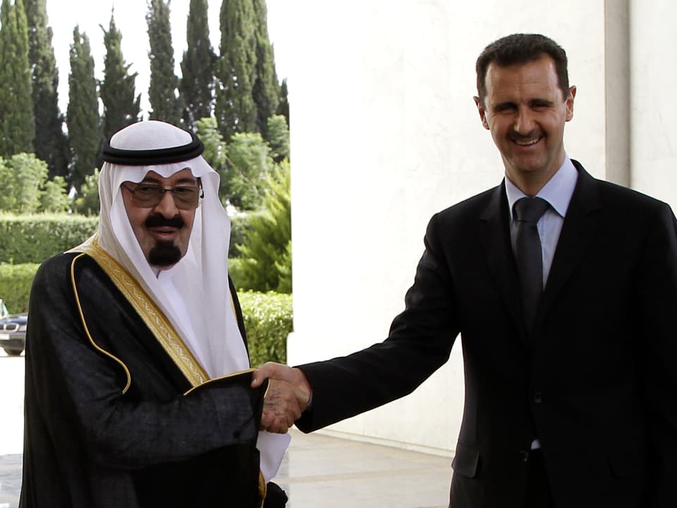 Abdullah und der syrische Präsident Baschar al-Assad geben sich die Hand