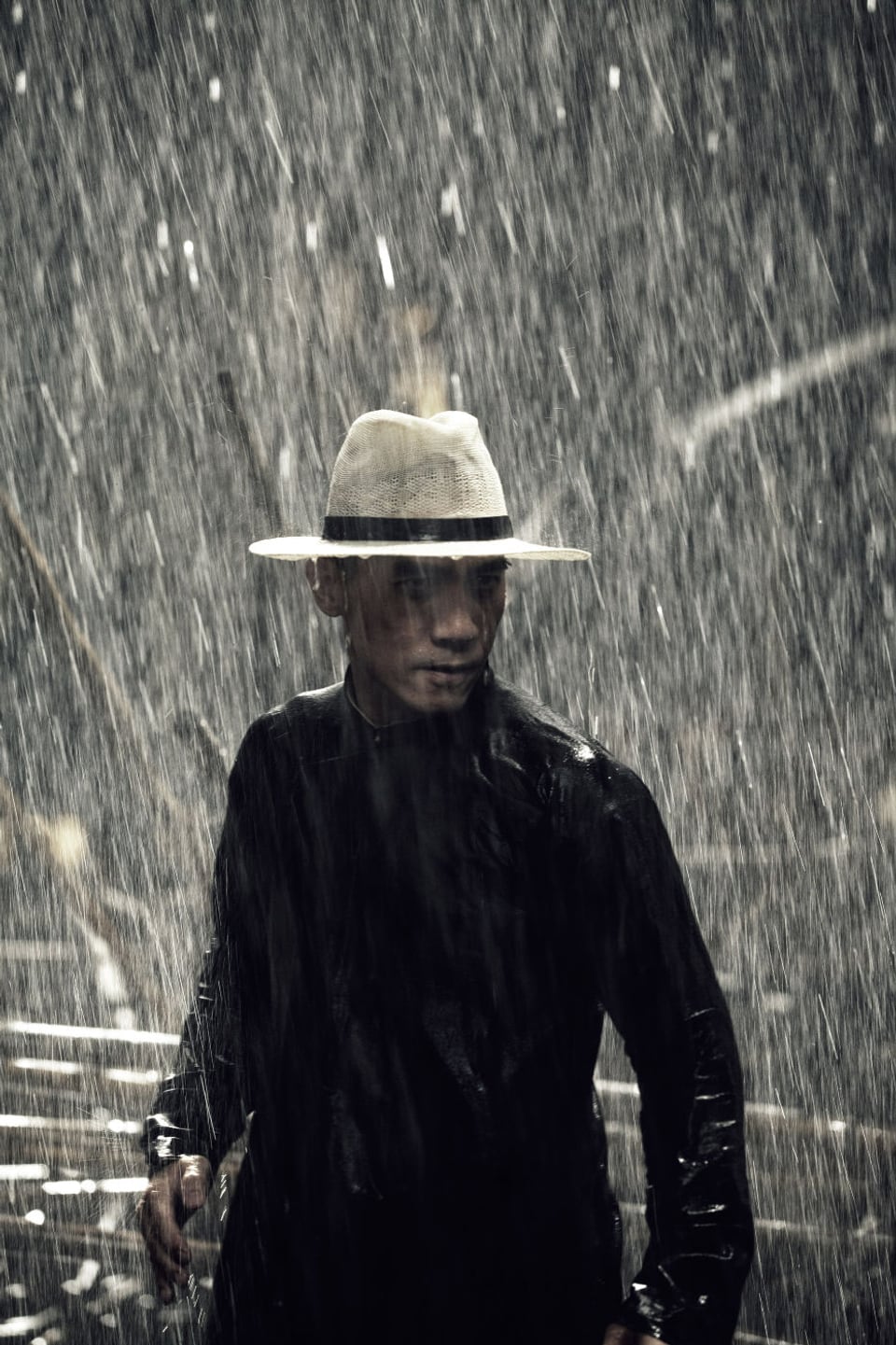 Tony Leung im strömenden Regen in einer Kampfszene