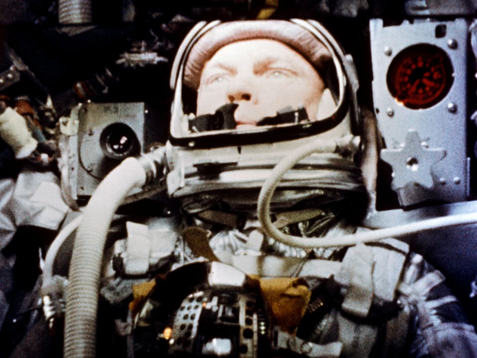 John Glenn sitzt im Raumanzug in einer Raumkapsel
