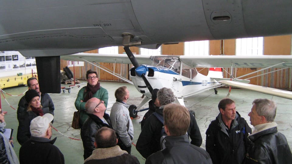 Die meisten Flugzeuge des Fliegermuseums sind heute noch flugtauglich. Doch wo sollen diese während der Sendung genau platziert werden?