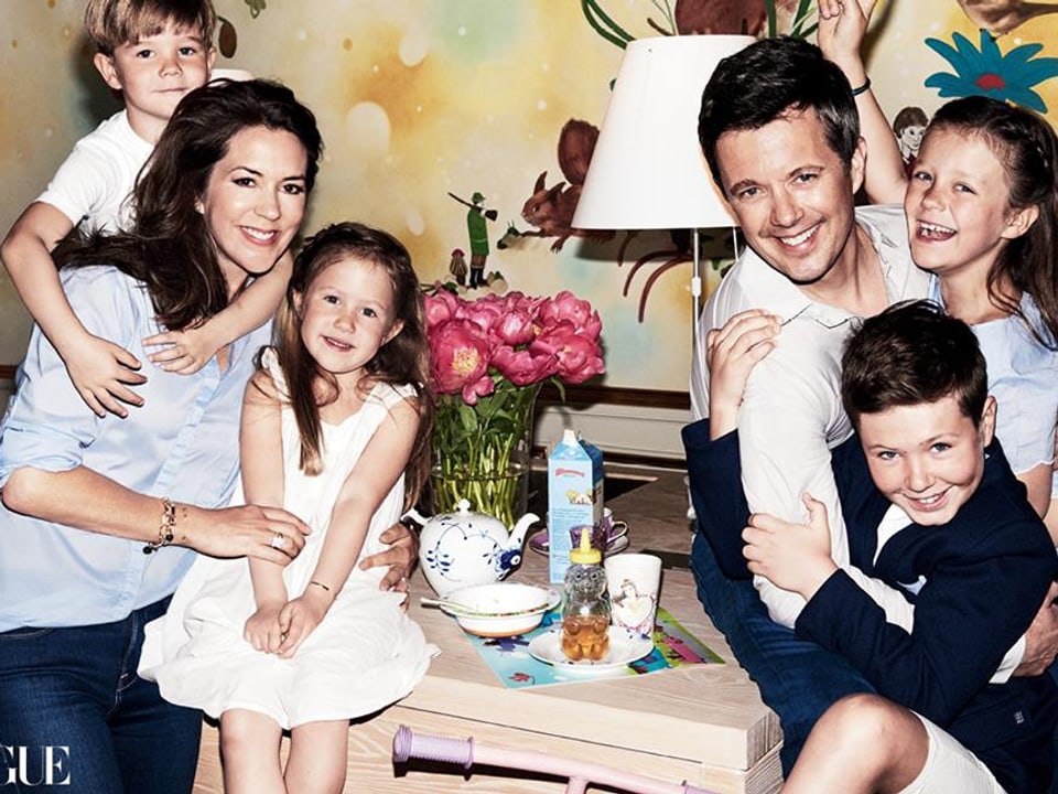 Dänisches Prinzepaar mit vier Kindern, zwei Knaben, zwei Mädchen, lachend
