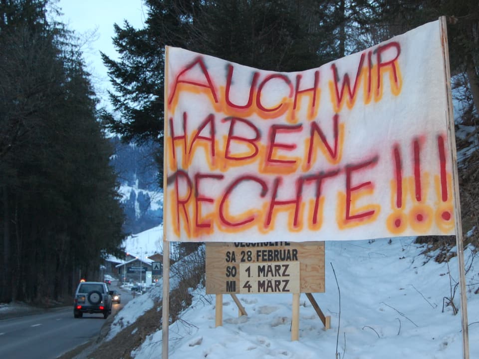 Protestplakat am Dorfeingang von Zweisimmen.