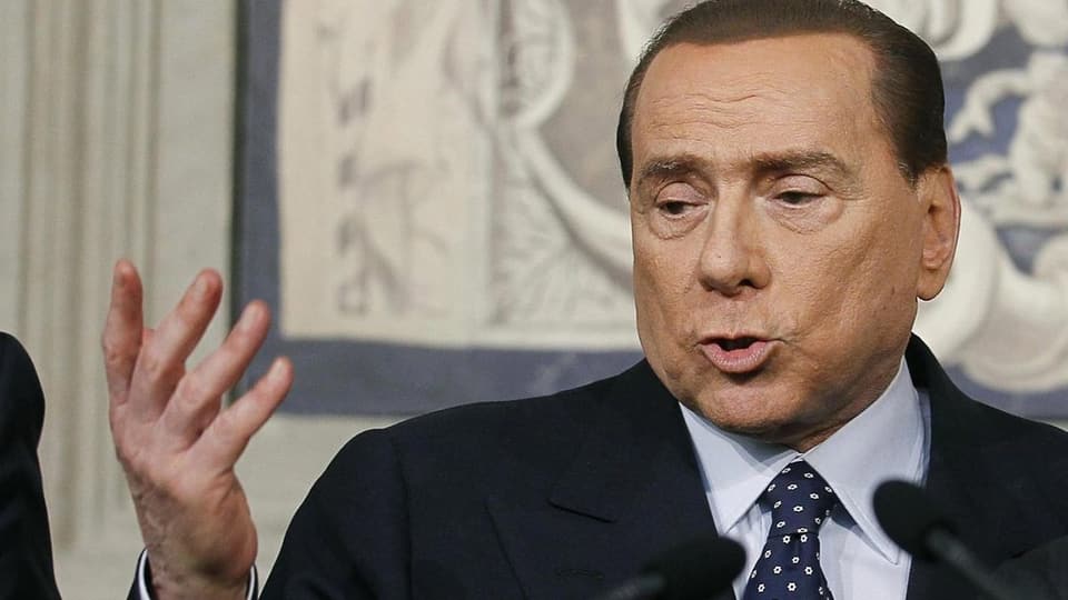 Berlusconi hält Rede.