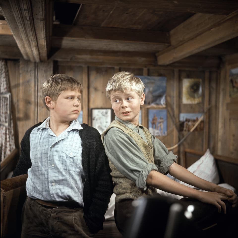 Hans und Fritz im Kinderzimmer. Sie schauen sich unschlüssig an.