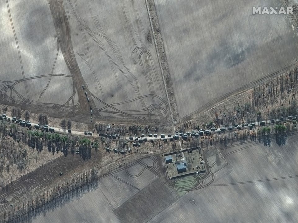 Luftbild: Strasse voll mit Militärfahrzeugen