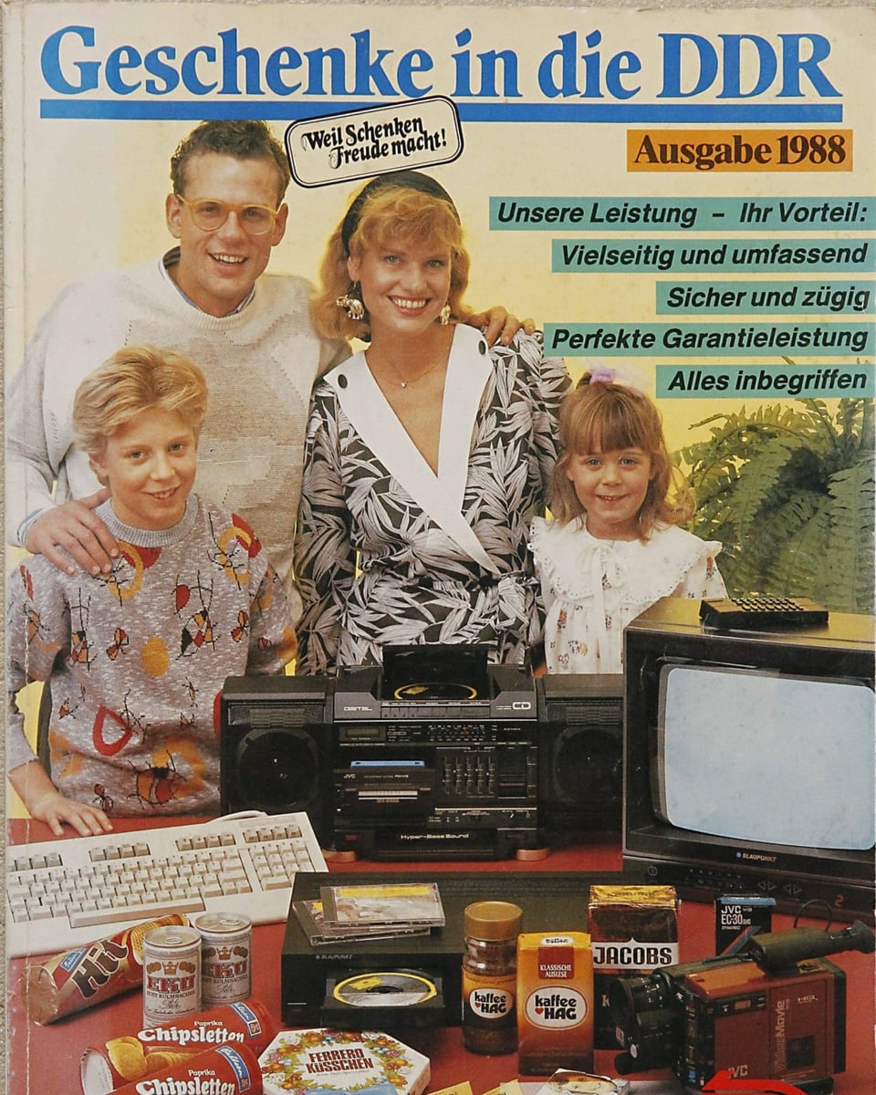 Altes Cover mit Familie, junger Mann, junge Frau und zwei Kinder, lächelnd, vor Tisch mit verschiedenen Produkten.