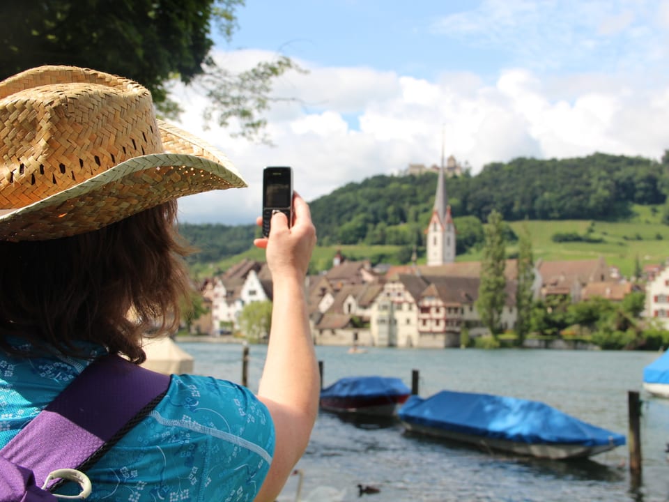 Frau fotografiert mit Handy Stein am Rhein.