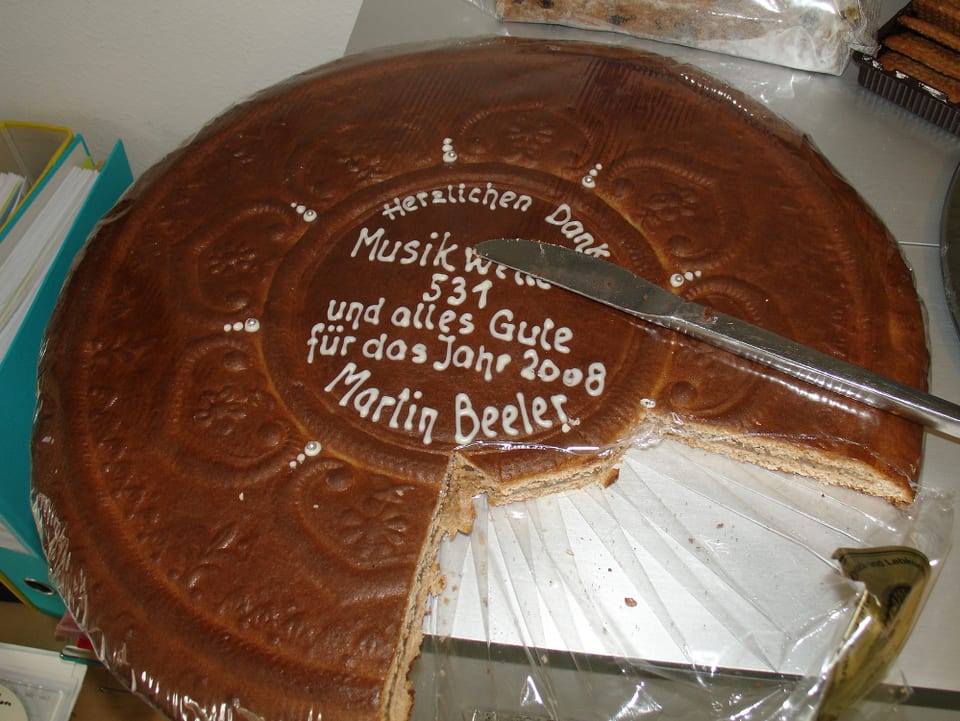 Ein runder Kuchen, aus dem zwei Stücke herausgeschnitten sind.