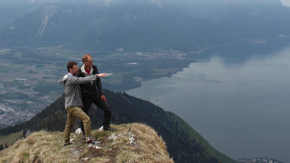 Nik Hartmann und Tierfilmer Jost Schneider stehen auf einem Gipfel. 