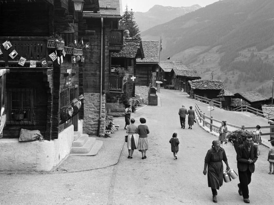 Historische Aufnahme: Mit Schweizer Fahnen geschmücktes Walliser Dorf