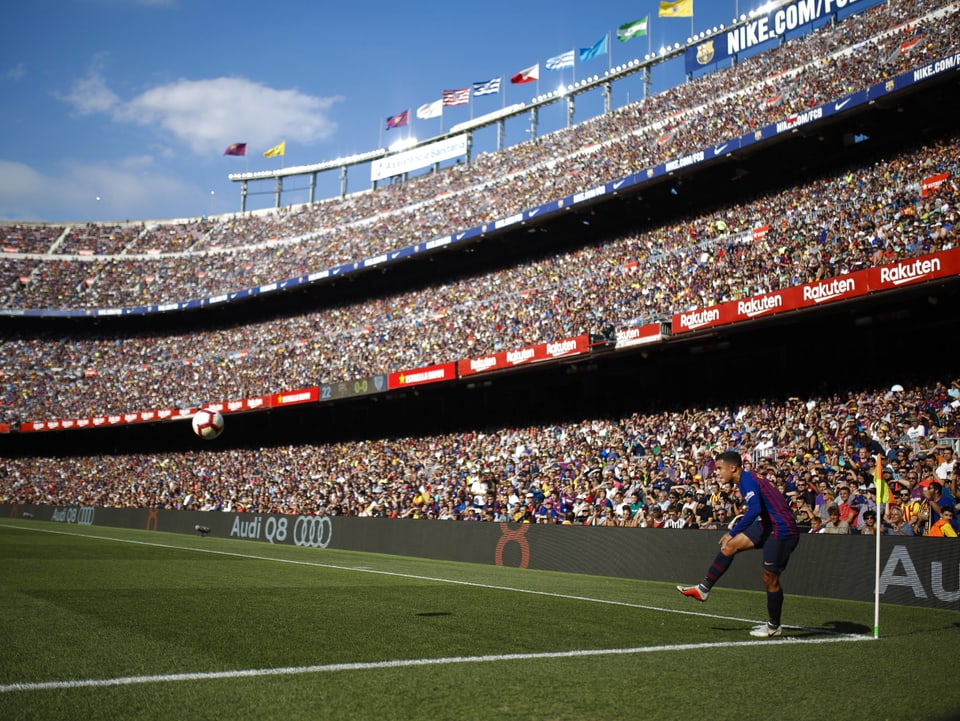 Fast 80'000 Zuschauer im Camp Nou beobachten Philippe Coutinho bei dessen Eckball. 