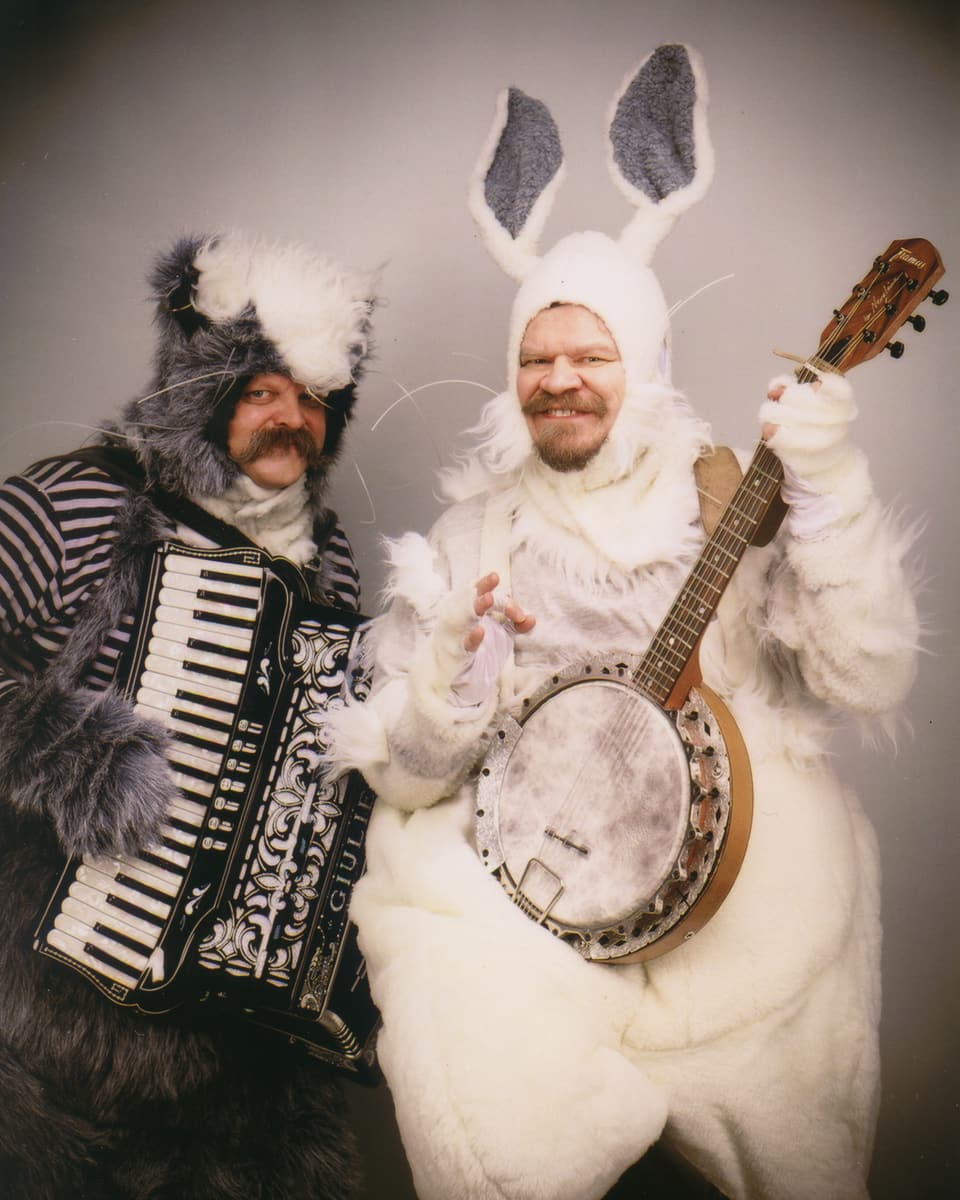 Zwei Männer in Tierkostümen  mit Harmonika und Banjo.