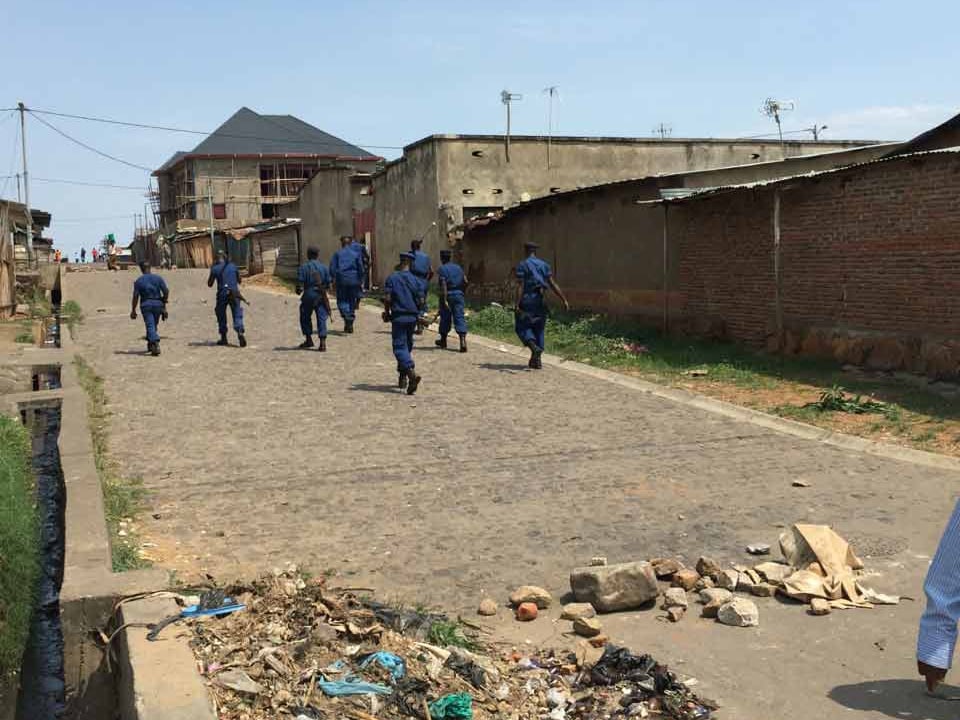 Die burundische Polizei durchkämmt ein Quartier.
