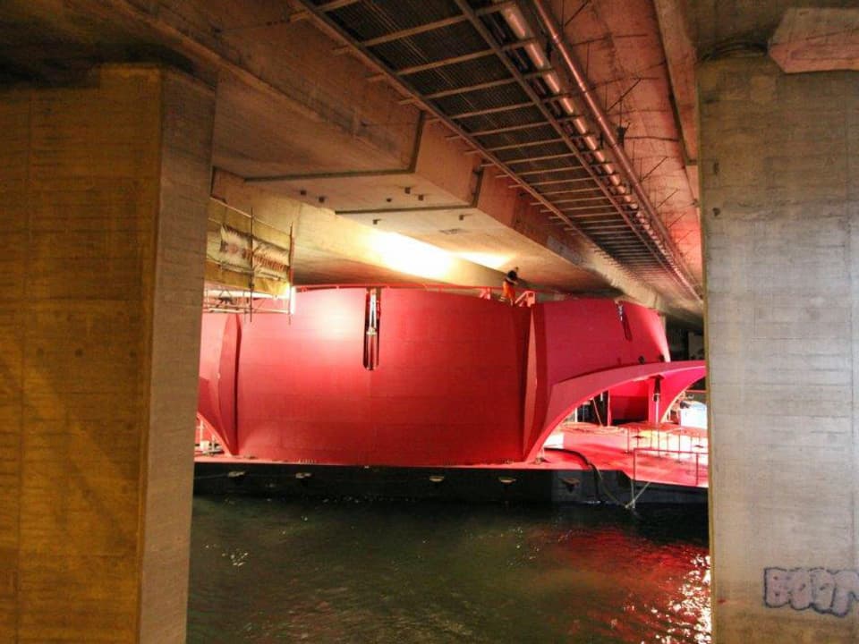 Unterquerung der schwimmenden Bühne, der Seerose unter der Achereggbrücke. 