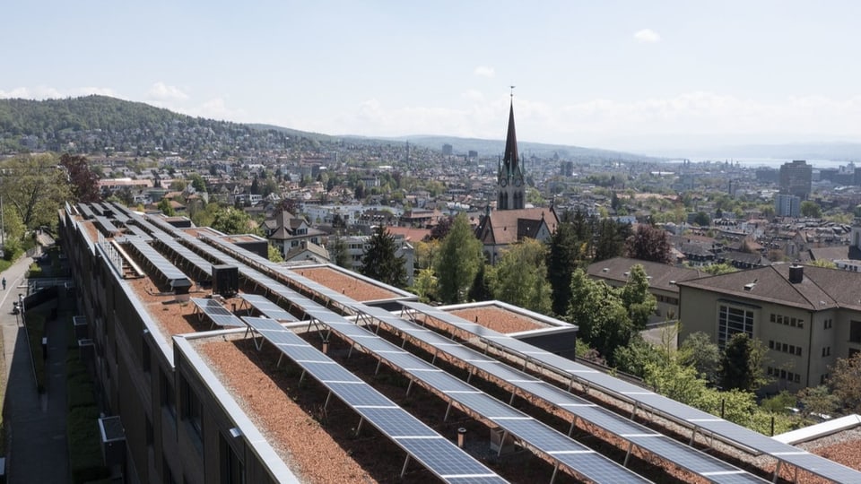Solarpanels auf einem Flachdach in der Stadt Zürich