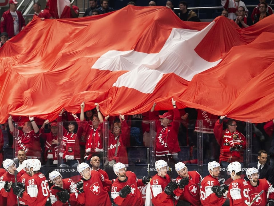 Die Schweizer Eishockey-Nati und ihre Fans bejubeln ein Tor an der WM 2019.