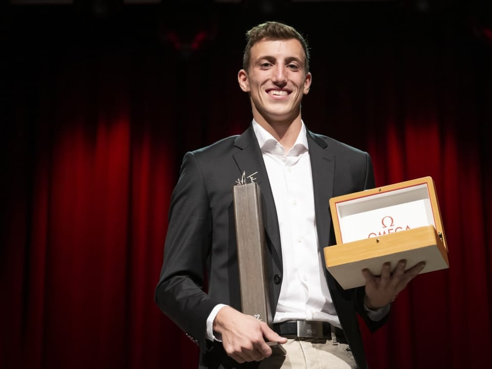 Strahlt mit seiner Trophäe Simon Ehammer.