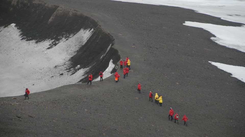 Wandergruppe unterwegs auf der Antarktischen Halbinsel.