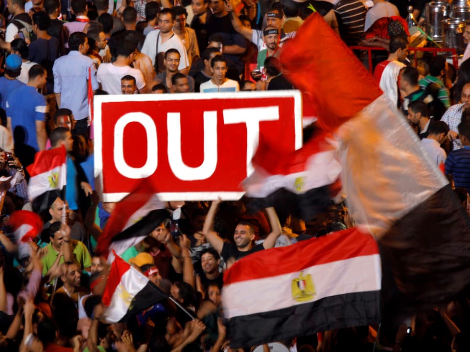 Aktivisten mit Fahnen und Bannern auf dem Kairoer Tahrir-Platz.
