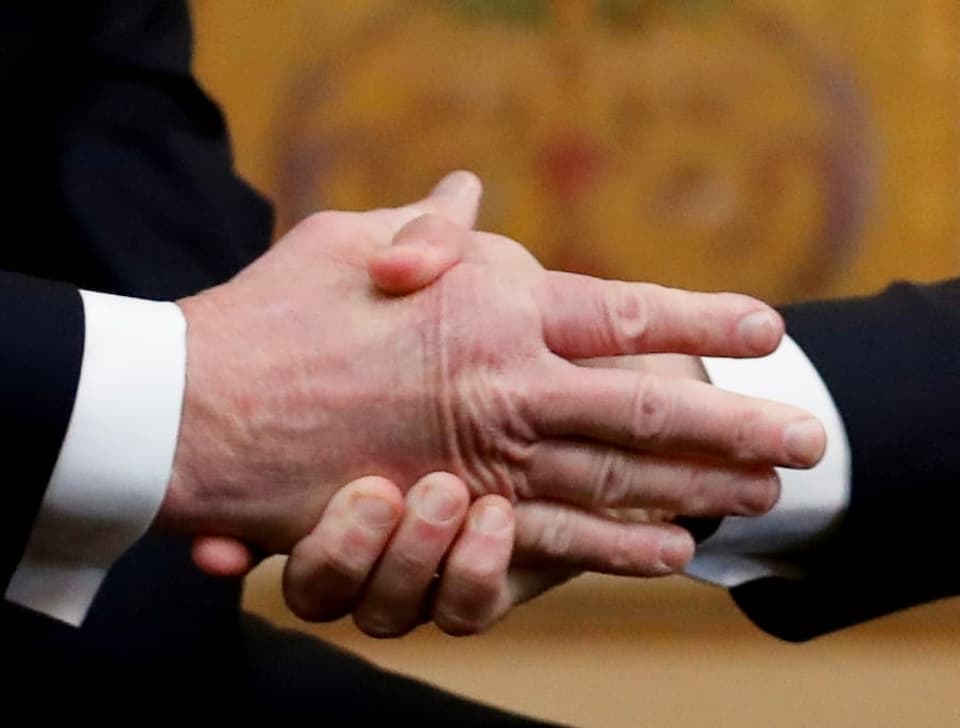 Handshake zwischen Macron und Trump