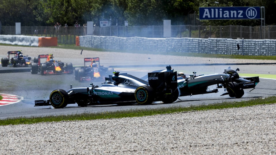 Nico Rosberg und Lewis Hamilton kollidieren beim GP von Spanien 2016 kurz nach dem Start.