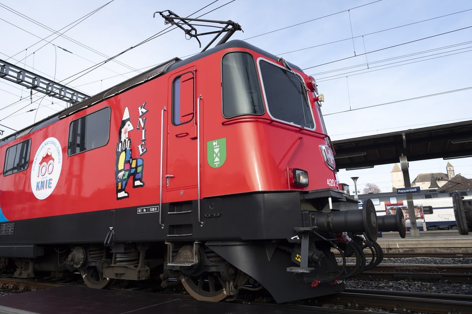 SBB-Lokomotive mit Knie-Logo