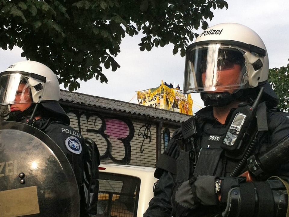 Stadtpolizisten in Kampfmontur.