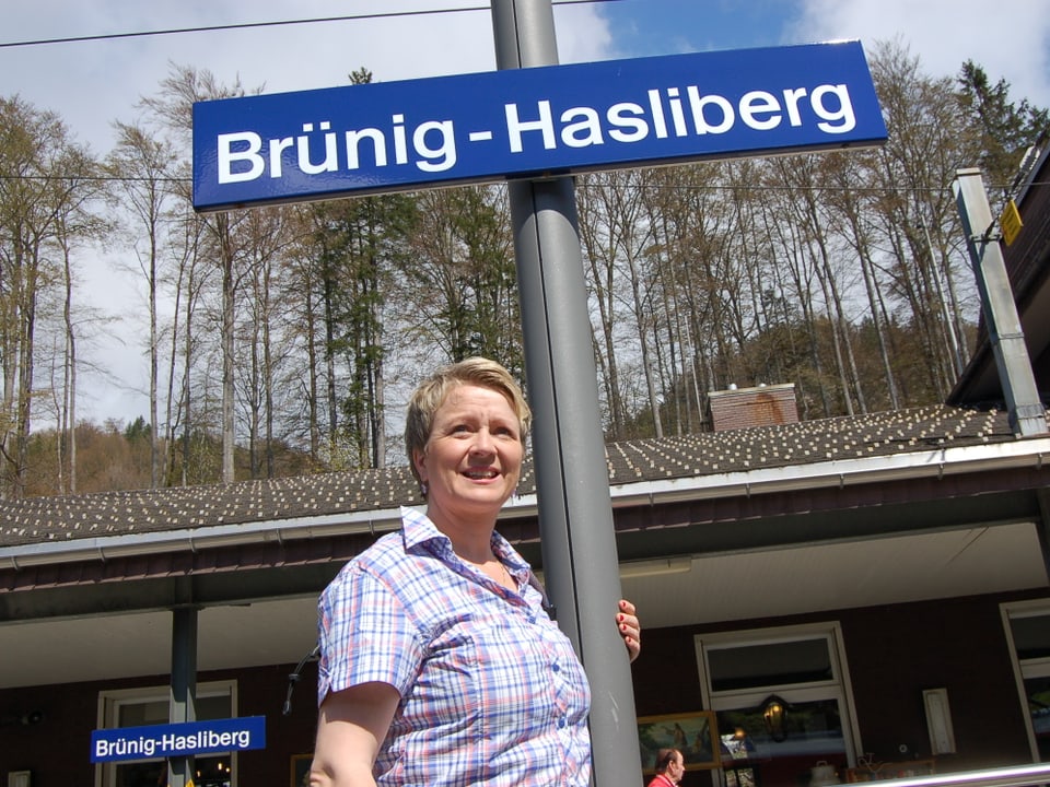 Die Tourismusdirektorin steht am Bahnhof Brünig-Hasliberg.
