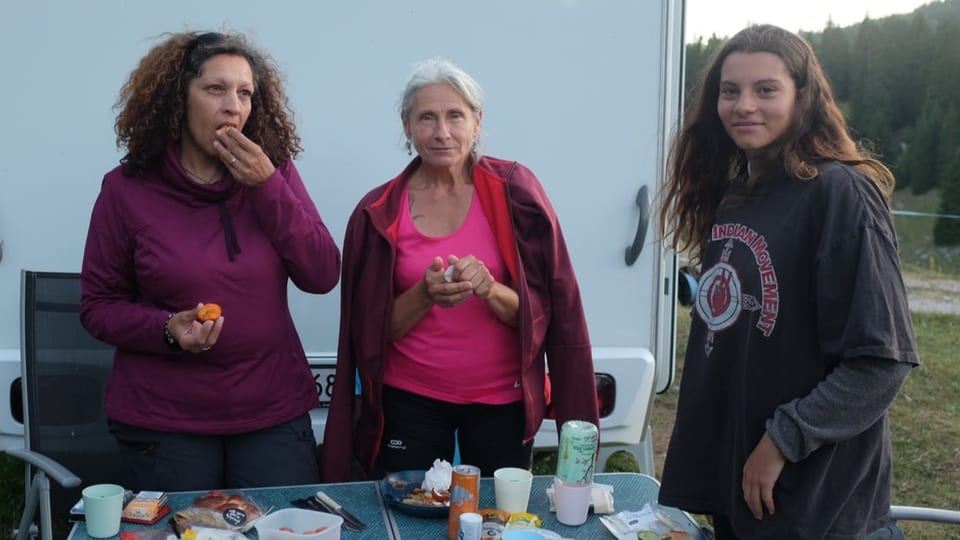 Elisabeth, Corinne und Elisabeths Tochter  an einem Campingtisch