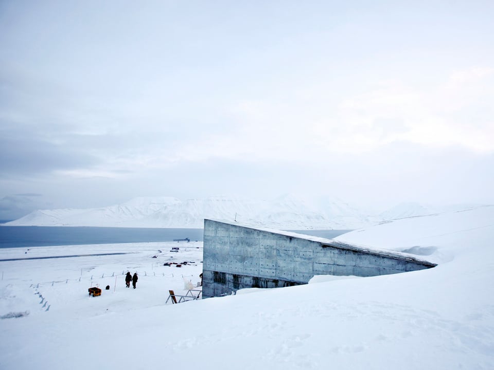 Knapp einen Kilometer von Longyearbyen entfernt liegt unscheinbar die Schatzkammer: Von aussen ist nur der betonierte, schmale Eingang sichtbar, der aus dem schneebedeckten Berg zu wachsen s