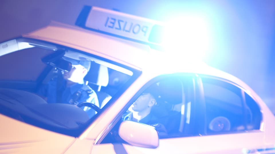 Polizeipatrouillenfahrzeug im Einsatz mit Blaulicht